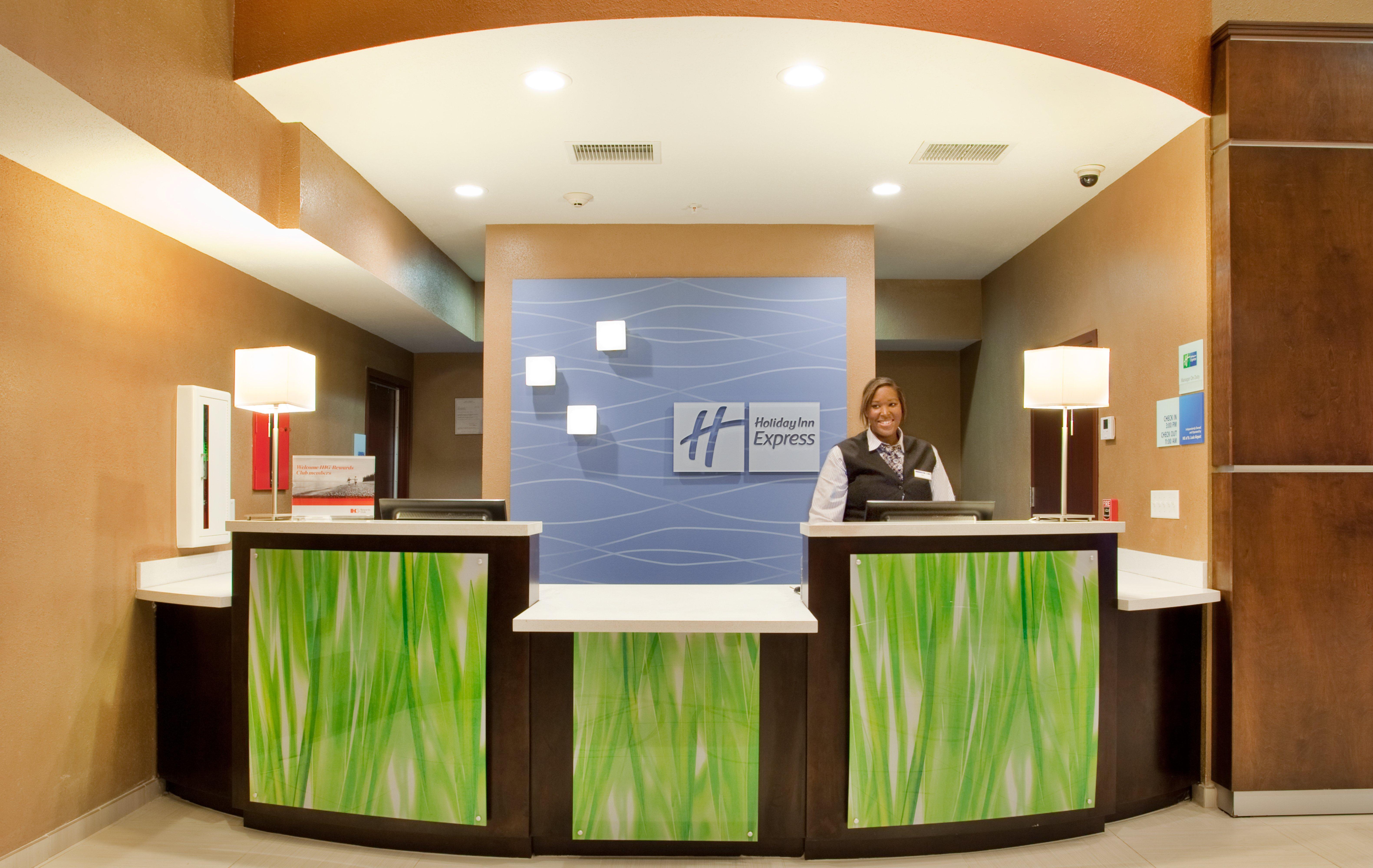 Holiday Inn Express & Suites St Louis Airport, An Ihg Hotel Woodson Terrace Экстерьер фото