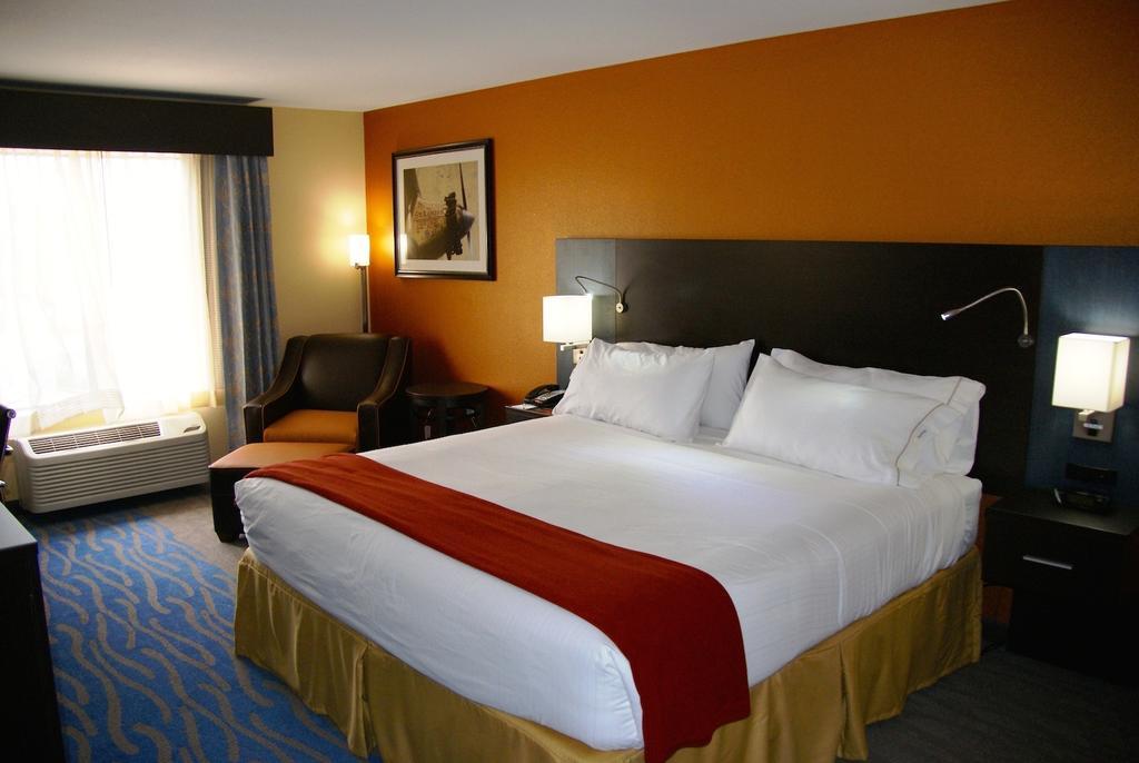 Holiday Inn Express & Suites St Louis Airport, An Ihg Hotel Woodson Terrace Номер фото